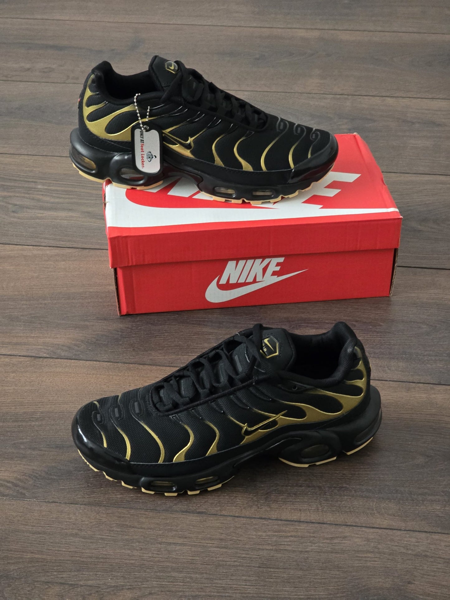 Nike TN Negro Logo Oro