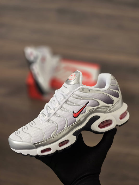 Nike TN Blanco Plata Logo Rojo
