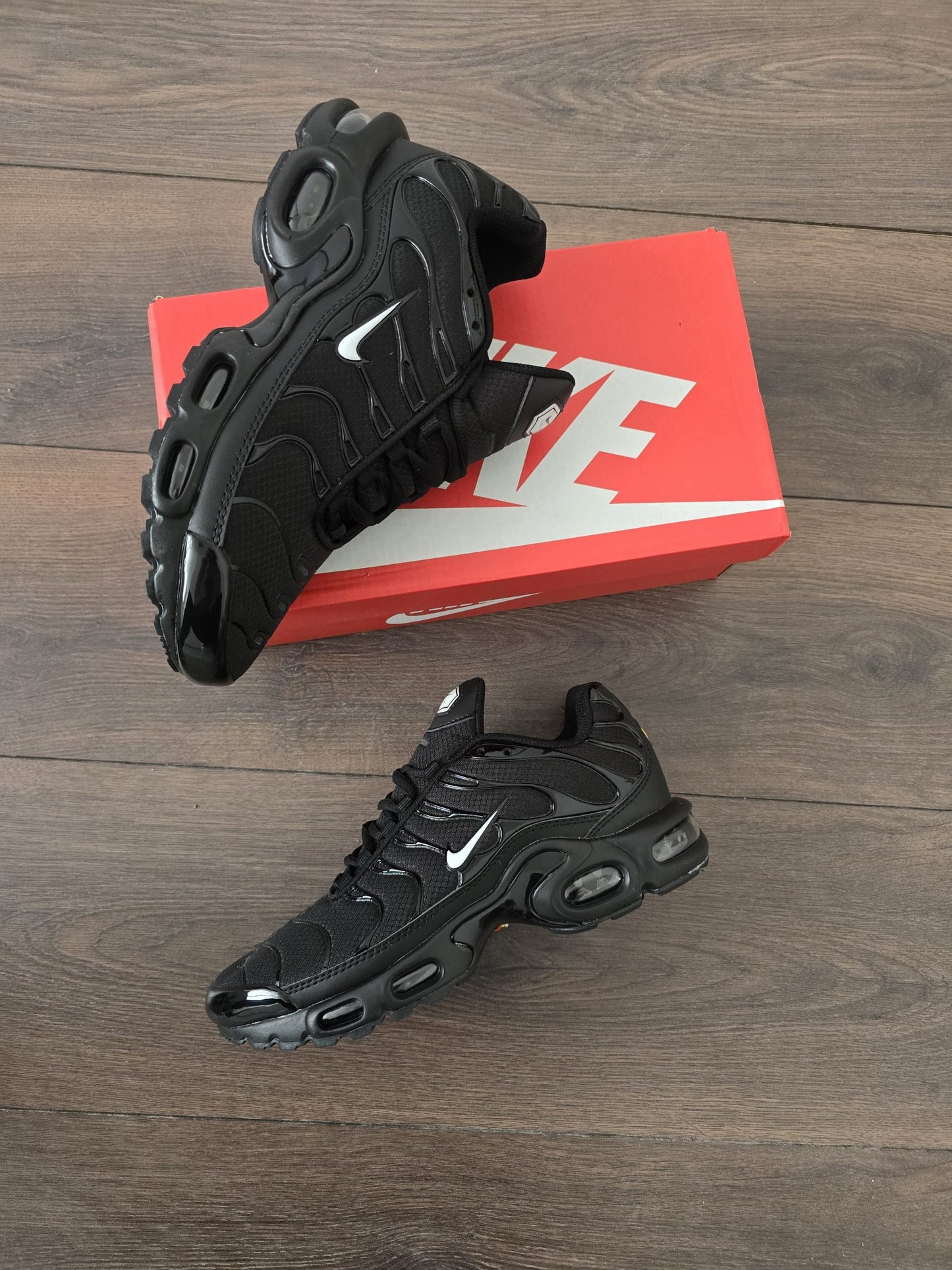 Nike TN Negro Logo Blanco