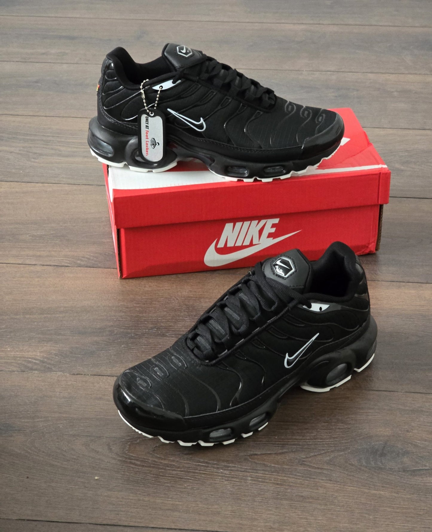 Nike TN Negro Logo Blanco Suela Blanca