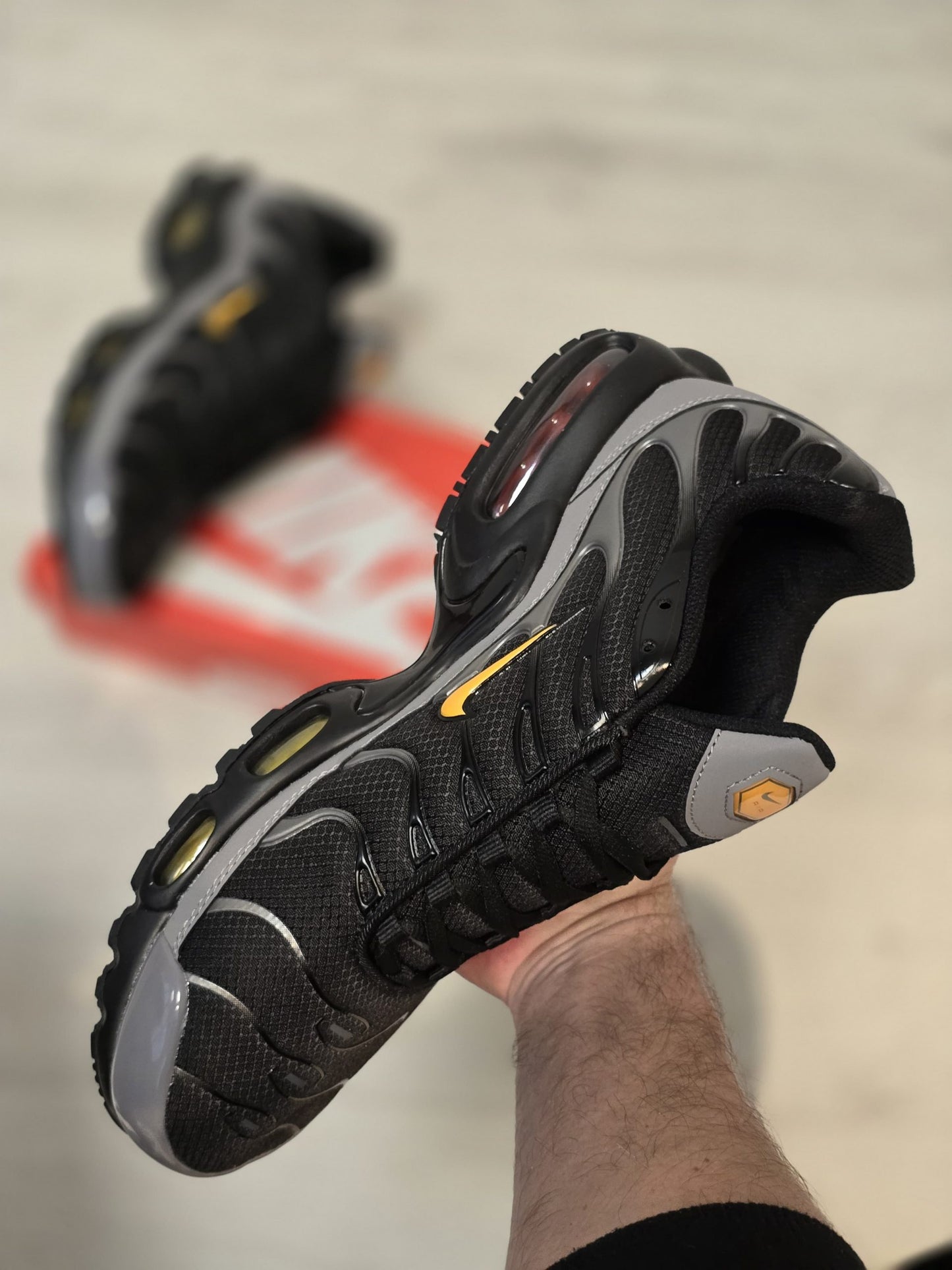 Nike TN Negra Gris Logo Amarillo