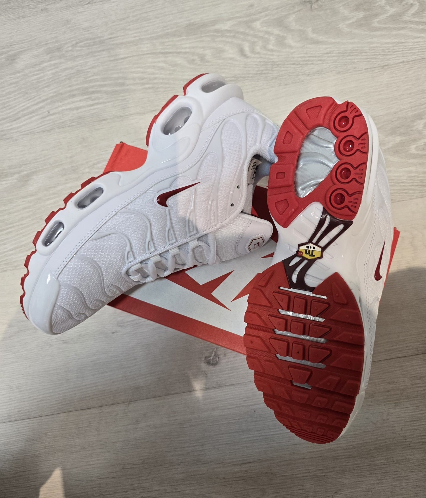 Nike TN Blanco Logo Rojo
