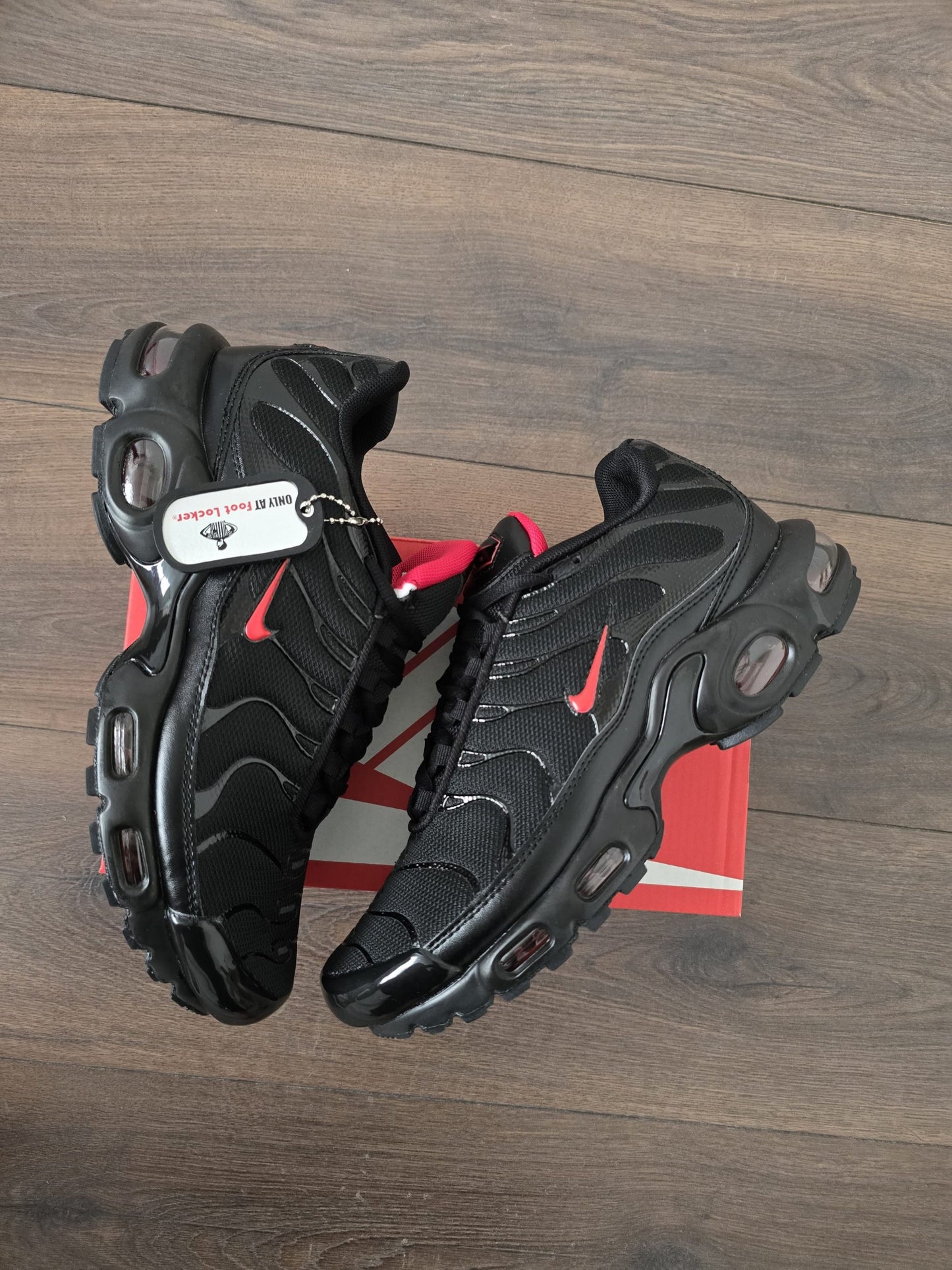 Nike TN Negro Logo Rojo