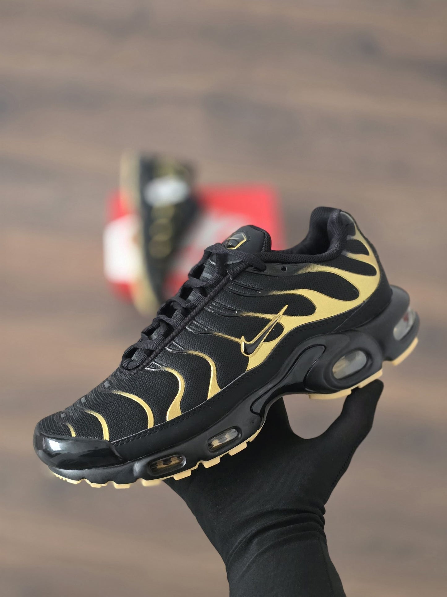 Nike TN Negro Logo Oro