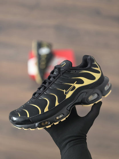 Nike TN Negro Logo Oro