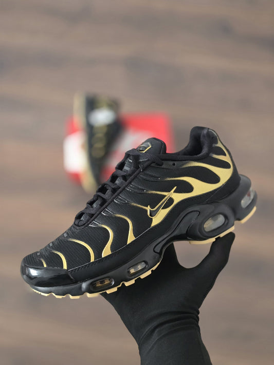 Nike TN Negro Logo Oro