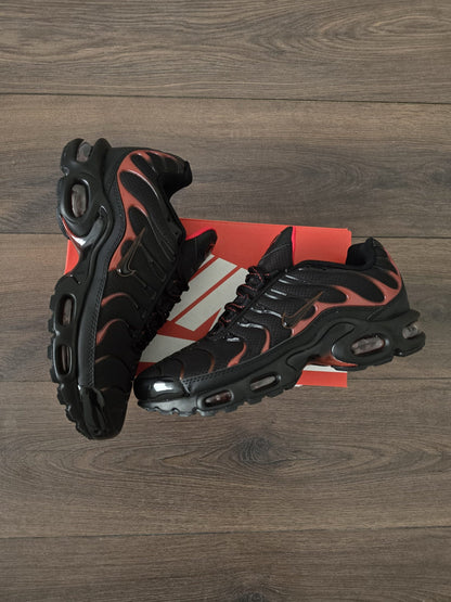 Nike TN Negro Con Detalles En Rojo