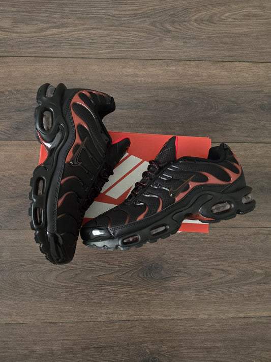 Nike TN Negro Con Detalles En Rojo