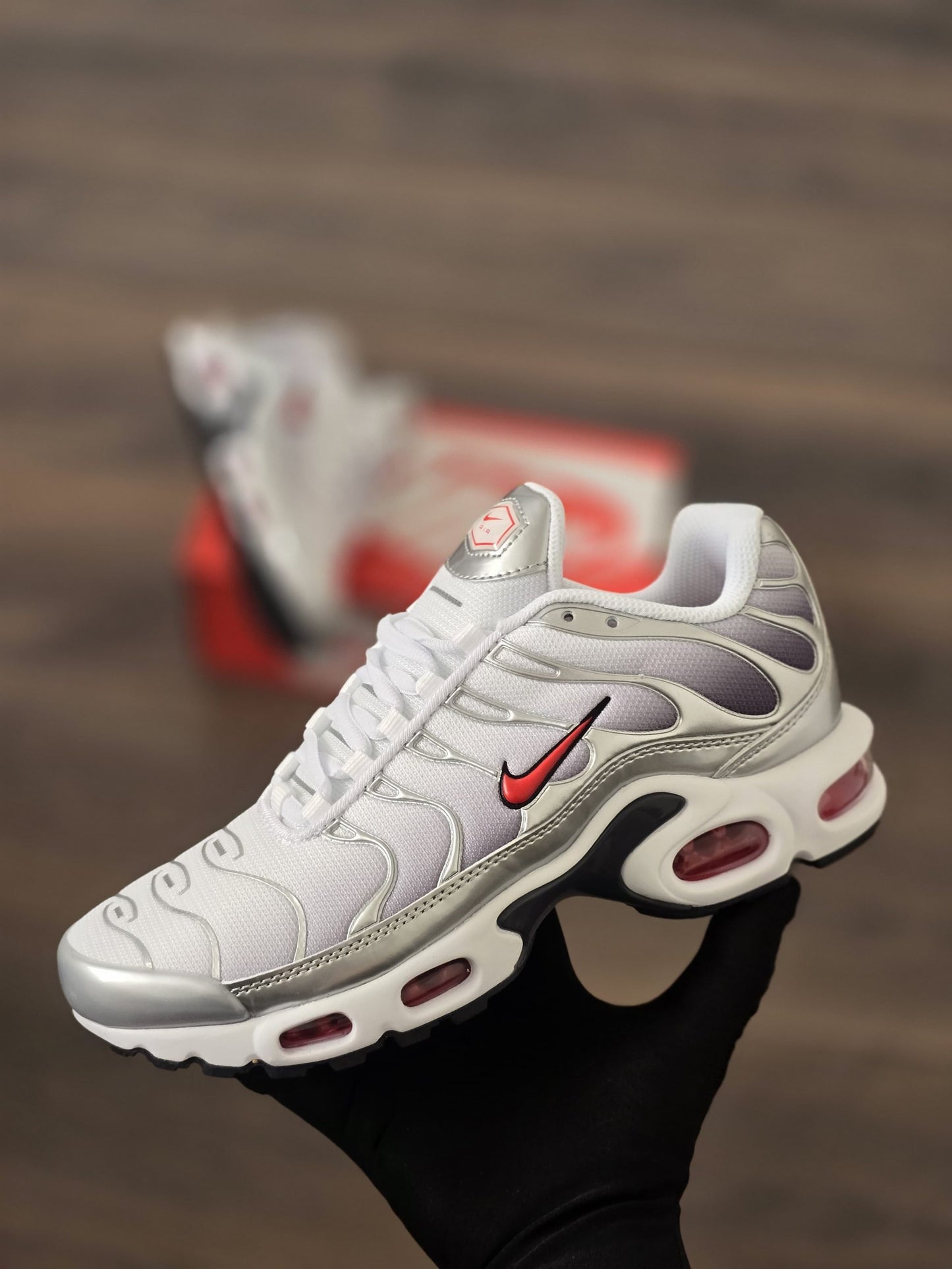 Nike TN Blanco Plata Logo Rojo