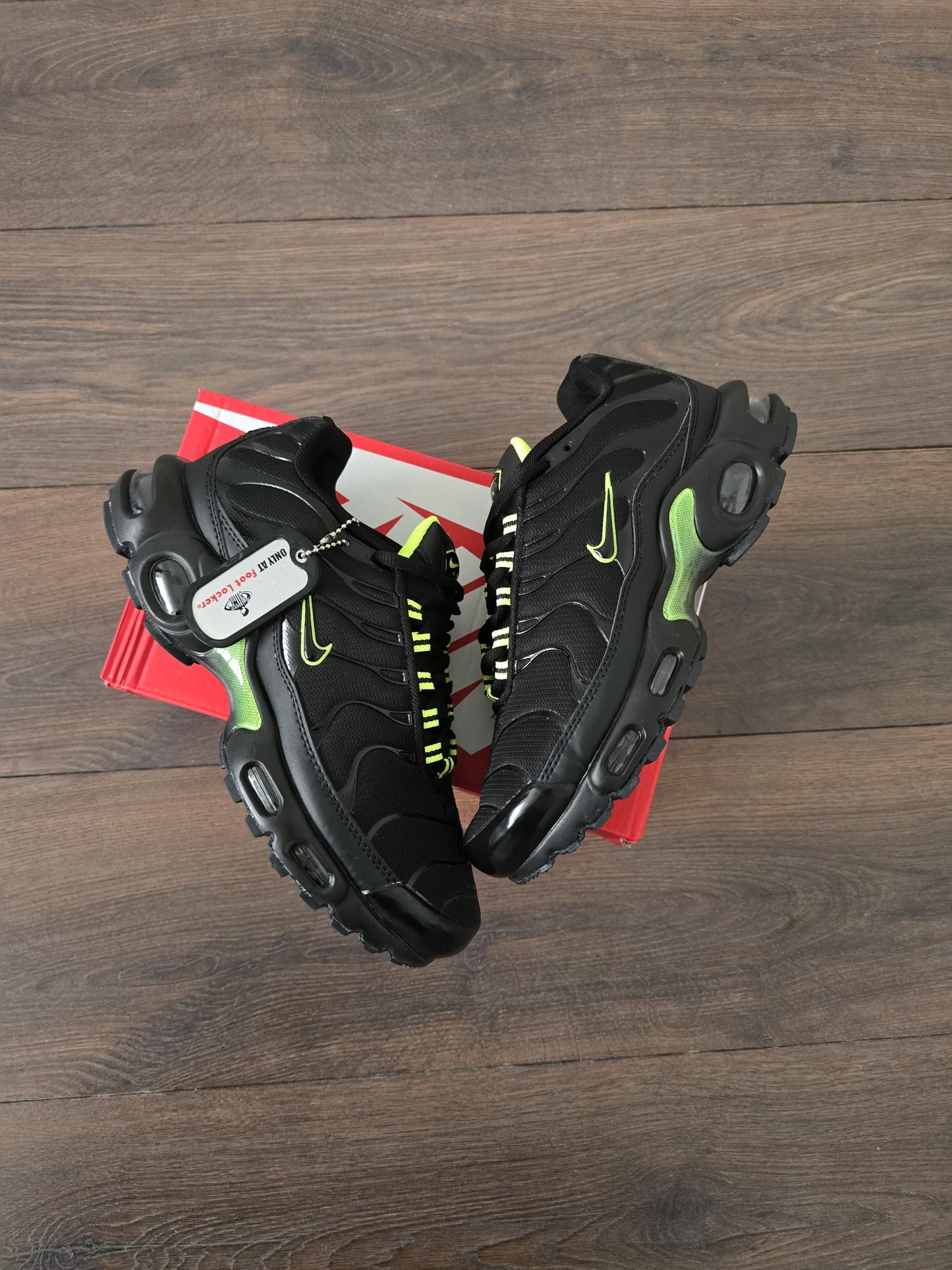 Nike TN Negro Logo Verde