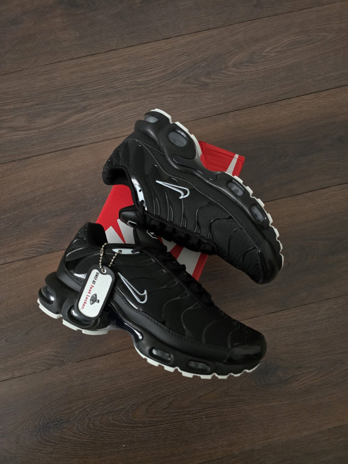 Nike TN Negro Logo Blanco Suela Blanca