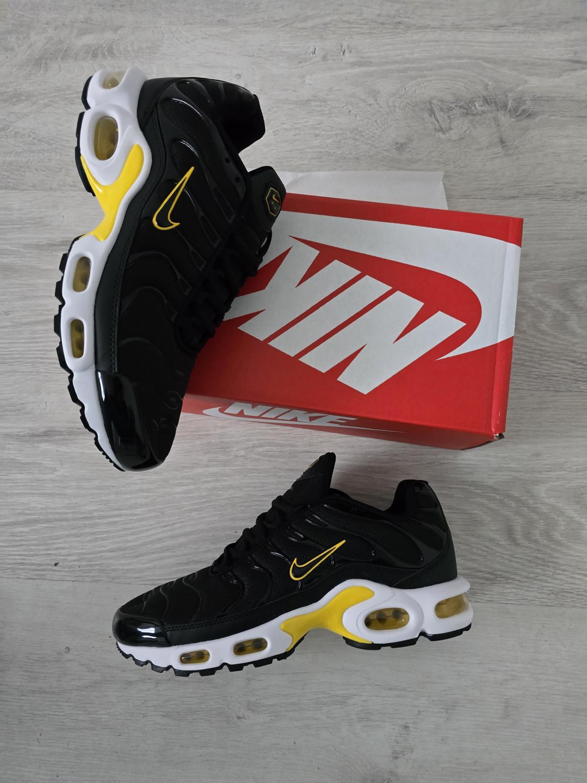 Nike TN Negro Logo Amarillo