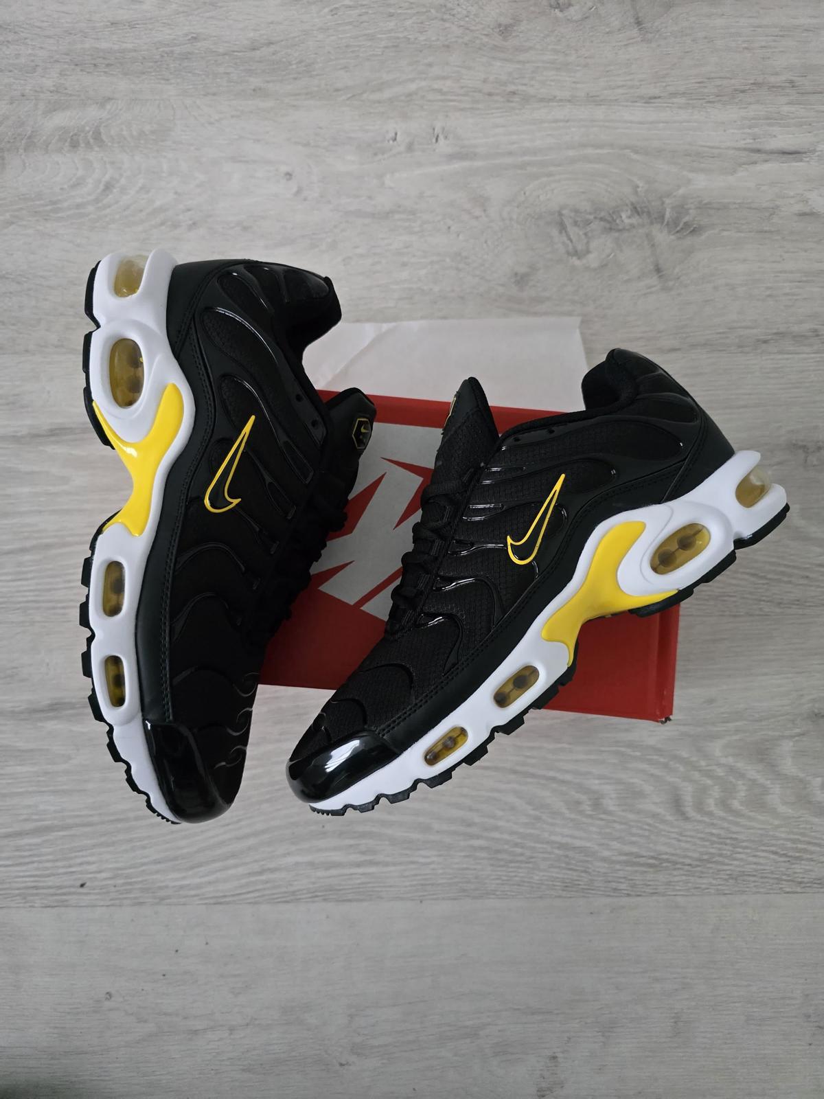 Nike TN Negro Logo Amarillo