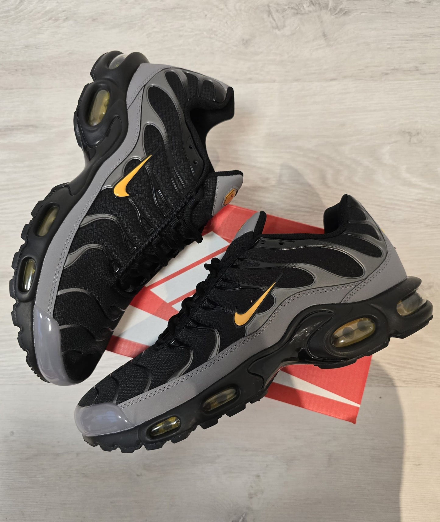 Nike TN Negra Gris Logo Amarillo