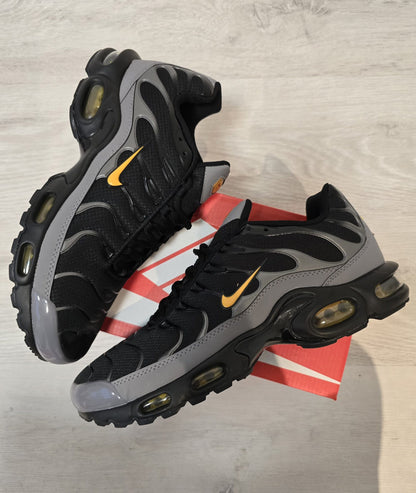 Nike TN Negra Gris Logo Amarillo