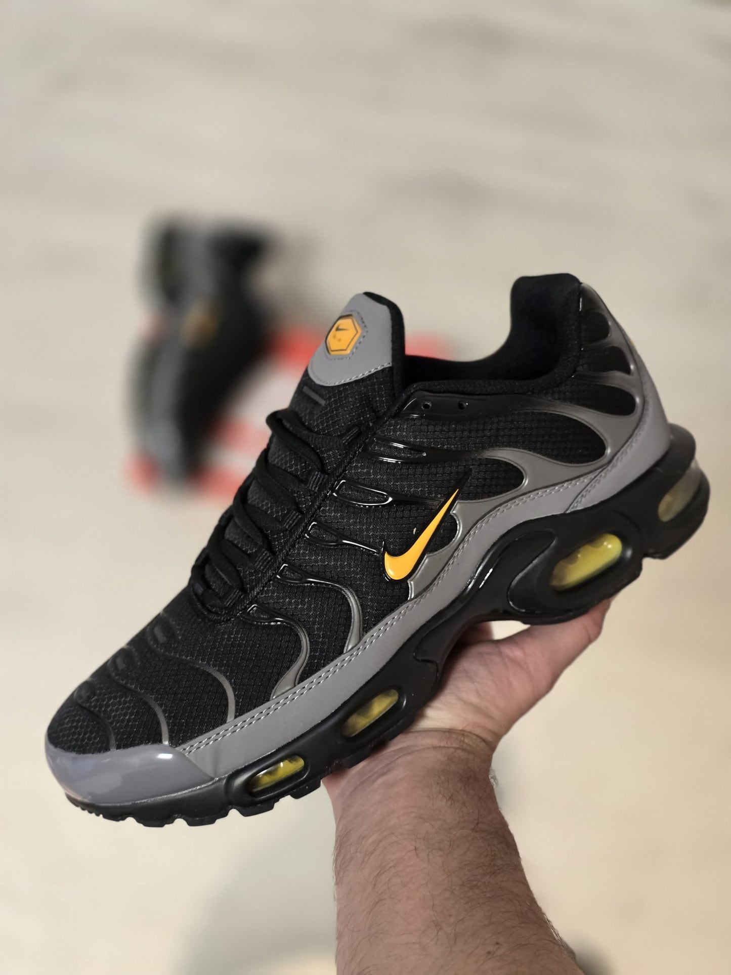 Nike TN Negra Gris Logo Amarillo
