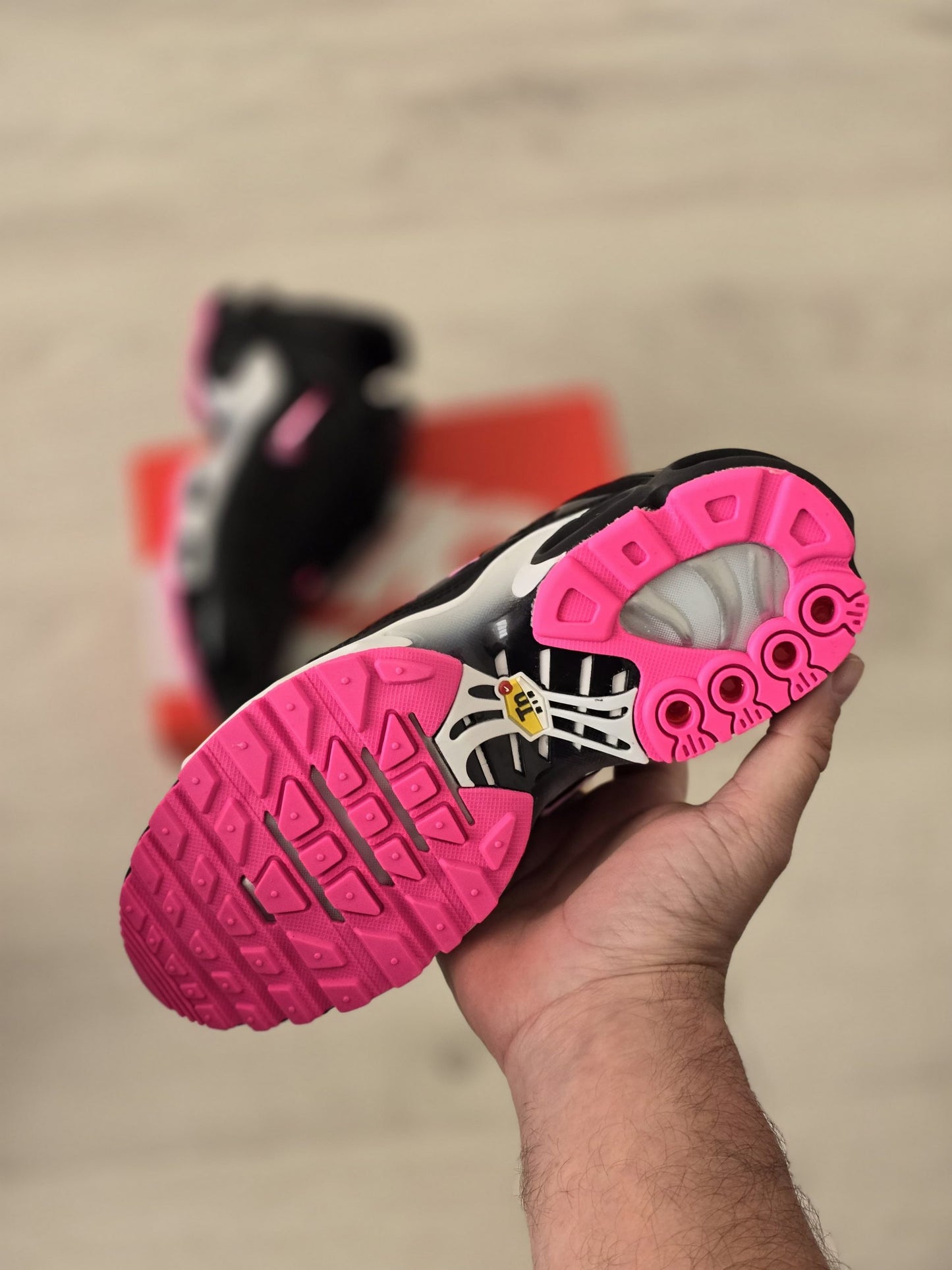 Nike TN Negro Logo Rosa