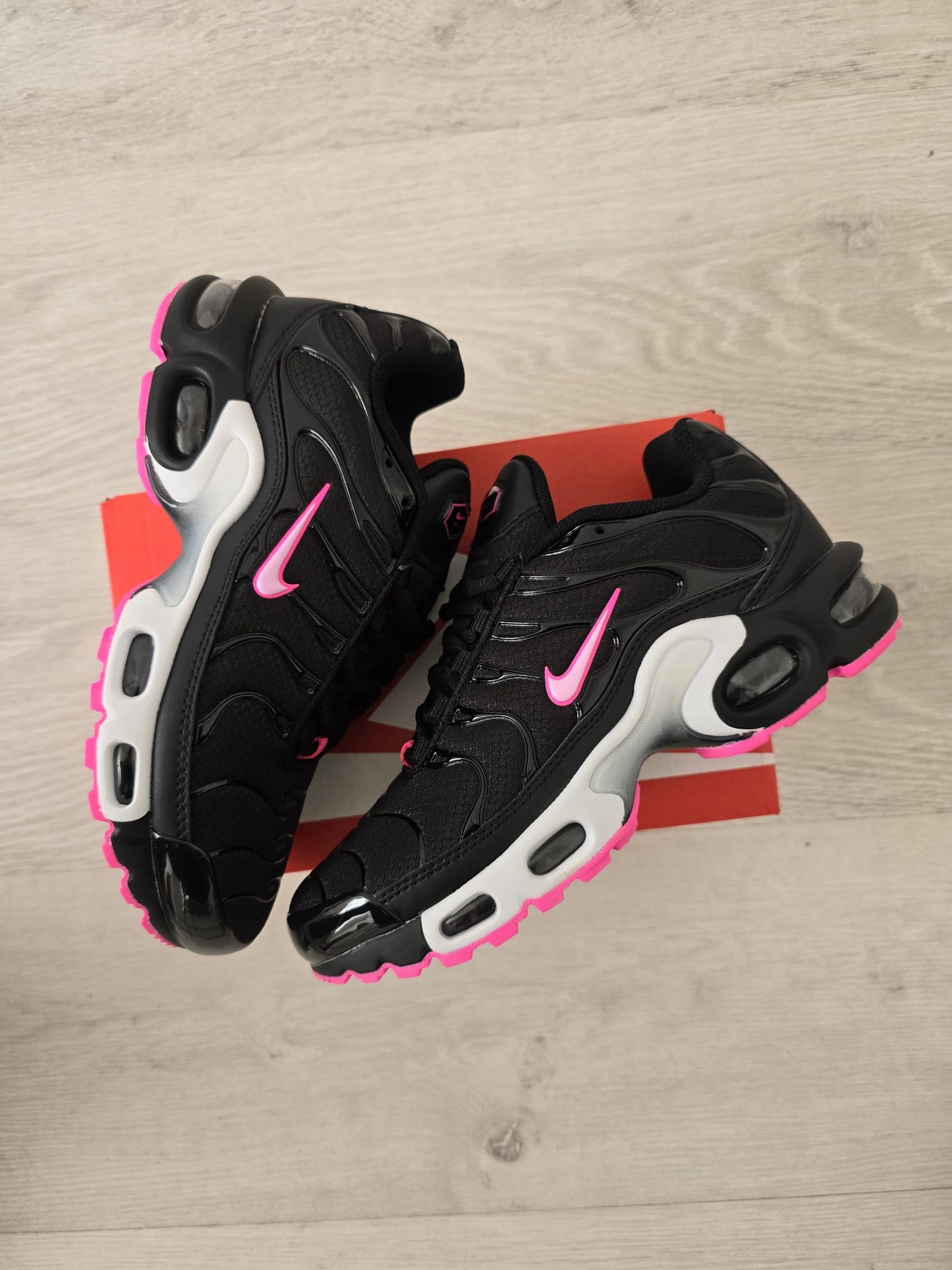 Nike TN Negro Logo Rosa