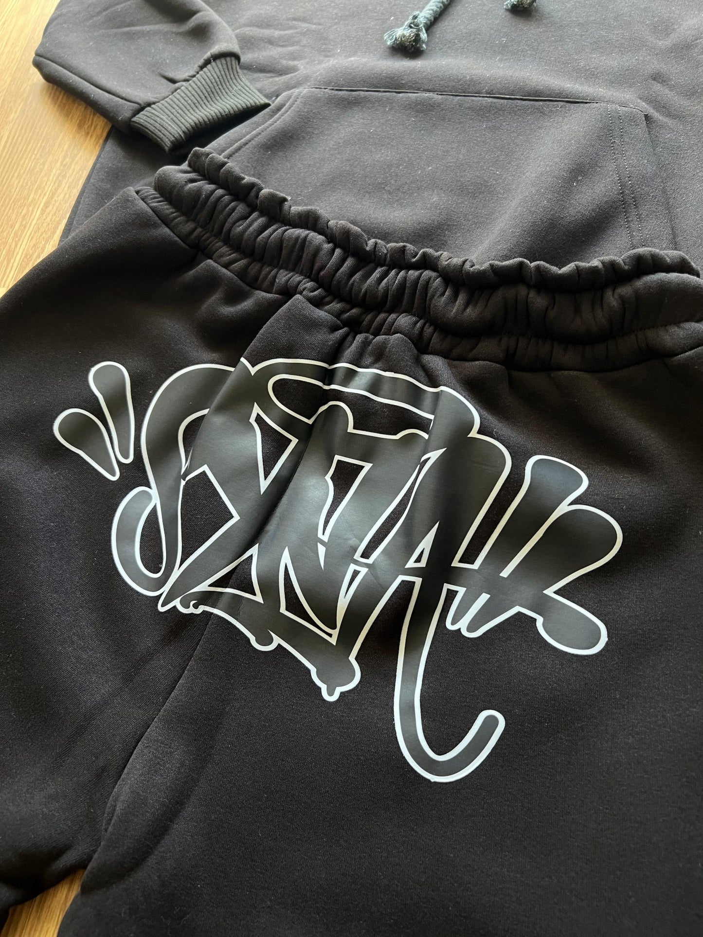 Chandal Syna World Negro Logo Negro