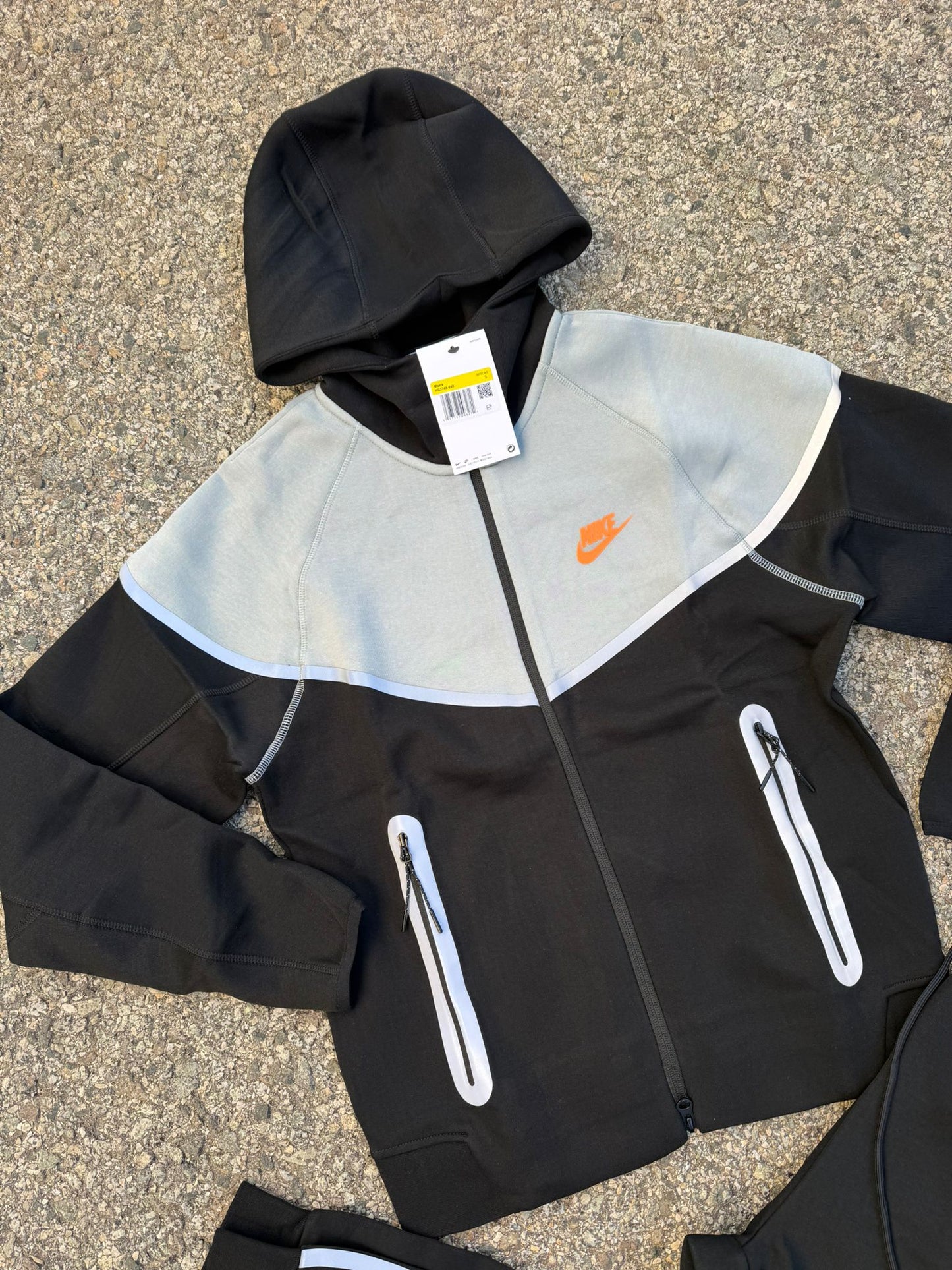 Chandal Nike Tech Eléctrico Negro Gris Logo Naranja