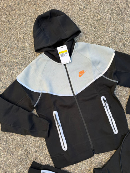 Chandal Nike Tech Eléctrico Negro Gris Logo Naranja