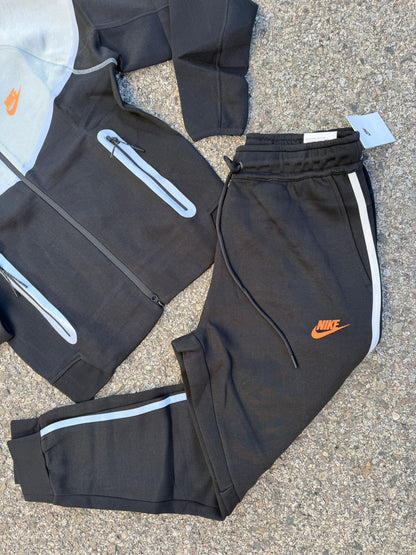 Chandal Nike Tech Eléctrico Negro Gris Logo Naranja